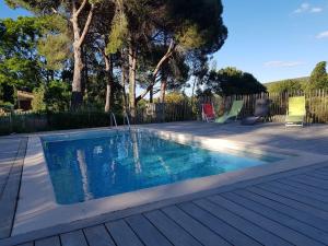 Bazén v ubytování Mas des Ballats nebo v jeho okolí