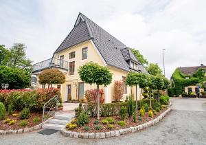 una casa con un jardín delante de ella en Gästehaus fliegendes Perlhuhn Borgfeld en Lilienthal
