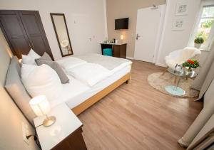 1 dormitorio con 1 cama, 1 mesa y 1 silla en Gästehaus fliegendes Perlhuhn Borgfeld en Lilienthal