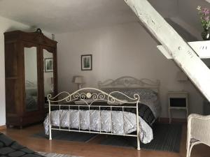 - une chambre avec un lit et un escalier dans l'établissement Le Domaine, à Lignac