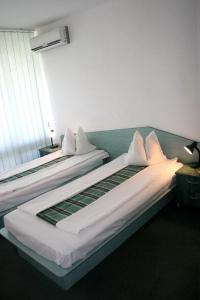 Un pat sau paturi într-o cameră la Hotel Cristal