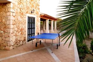 a blue ping pong table in front of a building at Finca Isabel y Guillermo in Sineu