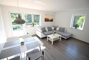 sala de estar con sofá y mesa en Uraha Apartments, en Herzogenaurach