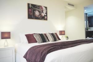 A bed or beds in a room at STYLISH 2BR 2BTH + CAR = HEART OF SOUTH YARRA