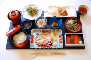 Izumo Royal Hotel في إزومو: صينية طعام مع تركيا وغيرها من الأطعمة