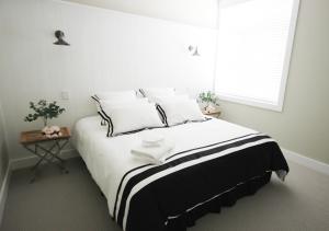 Maleny Hinterland Escape tesisinde bir odada yatak veya yataklar