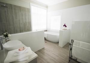 ein Badezimmer mit einer Badewanne, einem WC und einem Waschbecken in der Unterkunft Maleny Hinterland Escape in Witta