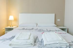 A bed or beds in a room at B&B Le City