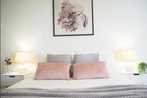 A bed or beds in a room at STYLISH 2BR 2BTH + CAR = HEART OF SOUTH YARRA