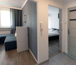 ビェルスコ・ビャワにあるArt Apartamentのベッドルームにつながるドア付きの部屋