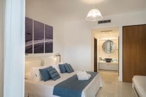 Schlafzimmer mit einem Bett mit blauen und weißen Kissen in der Unterkunft Apollon Club & Thermal Spa in Ischia