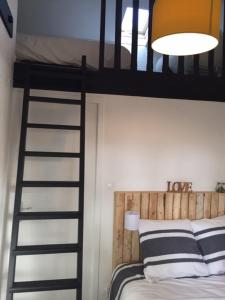 Dormitorio con litera, escalera y luz en Maison à l'Amélie Plage, 300 mètres de la plage/mer, en Soulac-sur-Mer