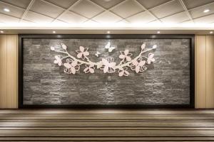 un muro con un dipinto di fiori sopra di Formosa Corridor Hotel a Taichung