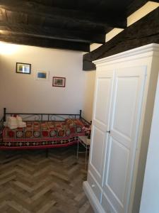 1 dormitorio con cama y puerta blanca en Holiday Homes - mini spa - Nemi (Roma), en Nemi
