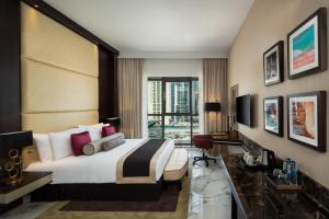 Postel nebo postele na pokoji v ubytování Millennium Place Dubai Marina
