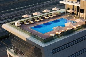 Bazén v ubytování Millennium Place Dubai Marina nebo v jeho okolí