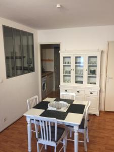 - une cuisine avec une table et des chaises dans la chambre dans l'établissement Very quiet 2-room apartment - Old Port, Town center, à La Rochelle