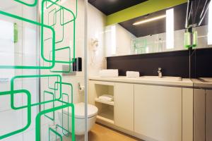La salle de bains est pourvue de toilettes et d'un lavabo. dans l'établissement harry's home Zürich-Wallisellen, à Wallisellen