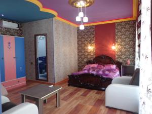 En eller flere senge i et værelse på Tubram S Ailəvi Qonaq Evi