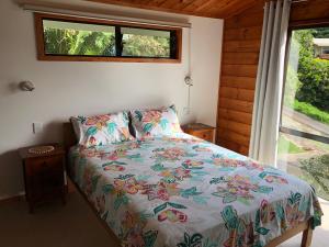 Un pat sau paturi într-o cameră la Pacific views, tranquil location, large home Navy House 2