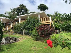 una casa con un patio delante de ella en Pacific views, tranquil location, large home Navy House 2, en Rarotonga