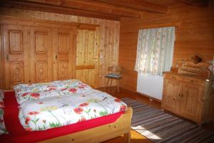 een slaapkamer met een bed in een houten hut bij Bauernhof Hatzlhof in Schöder