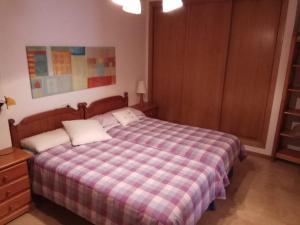 A bed or beds in a room at Apartamento A Peregrina (Silgar, Sanxenxo)