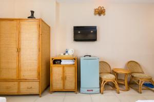 een kamer met verwarming, stoelen en een tv bij Calmette Hotel 151 - Ben Thanh in Ho Chi Minh-stad