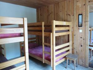 a room with two bunk beds in a cabin at Gite d'Etape et de Sejour de Meolans in Méolans