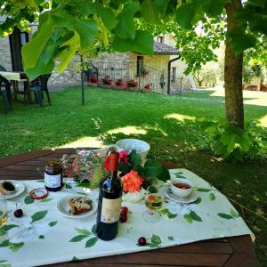 una mesa de picnic con una botella de vino y comida en Frateria Di San Benedetto, en Montepulciano