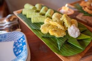 a plate of food on top of a banana leaf at Kayu Kuning Cottage in Nusa Penida