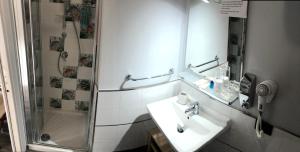 A bathroom at B&B Ponza Suite