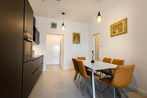 uma cozinha e sala de jantar com mesa e cadeiras em Apartment Zeus Znjan Split em Split