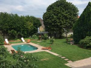 Bazén v ubytování Auberge Saint Laurent nebo v jeho okolí