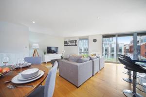 Imagen de la galería de 2 Bed Executive Penthouse near Liverpool Street FREE WIFI by City Stay Aparts London, en Londres