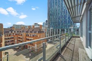 Balkonas arba terasa apgyvendinimo įstaigoje 2 Bed Executive Penthouse near Liverpool Street FREE WIFI by City Stay Aparts London