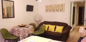 a living room with a couch and a table at Calle Frailes Apartamento in Granada