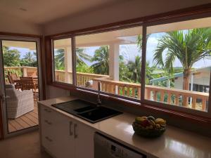 Köök või kööginurk majutusasutuses Pacific views, tranquil location, large home Navy House 2