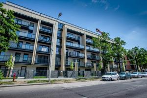 Un edificio de apartamentos con coches aparcados delante. en Apartamenty Bristol, Ul Piotra Ściegiennego 3 mieszkania 54, en Kielce