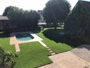 Bazén v ubytování Auberge Saint Laurent nebo v jeho okolí