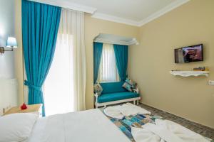 Un pat sau paturi într-o cameră la Hotel Karbel Sun
