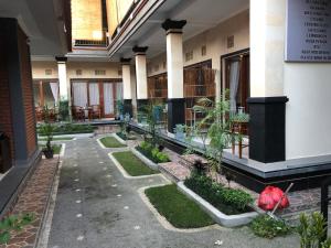 un patio de un edificio con plantas en él en Taman Indah Homestay, en Ubud
