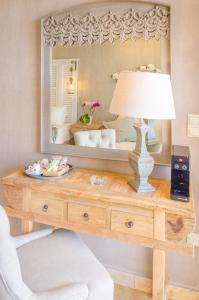 a dressing table with a lamp and a mirror at Agorastos Hotel in Koinyra