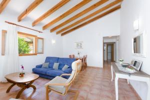 a living room with a blue couch and a table at Perú in Son Serra de Marina