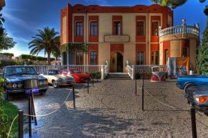 een oud huis met auto's voor het huis bij Finca Almenara de Copau in Zaragoza