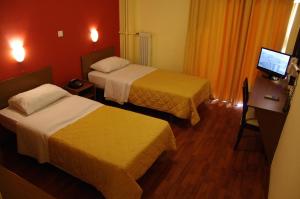 Un pat sau paturi într-o cameră la Hotel Exarchion