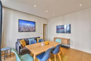 - une salle à manger avec une table et des chaises dans l'établissement 71 - Amazing Apartment in Le Marais, à Paris