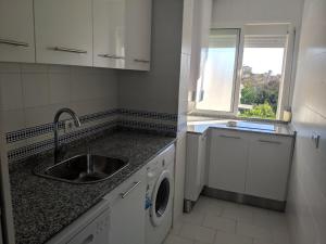 A kitchen or kitchenette at Apartamento Las Adelfas