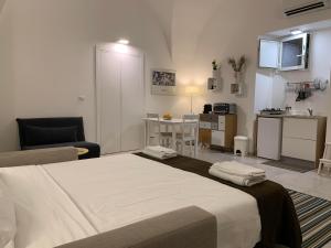 una camera con un grande letto e una cucina di Zziny House a Catania