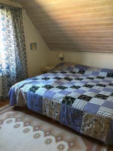 1 dormitorio con 1 cama con edredón azul en Nice stay in beautiful, calm environment, en Grangärde